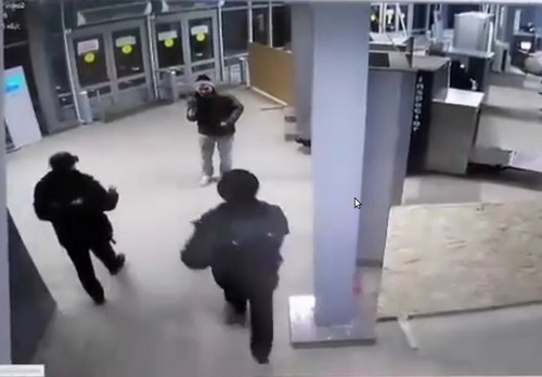 напал с ножом на полицейских