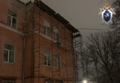 В Кстове снег упал с крыши на строительные леса с рабочими. Один погиб, второй в больнице
