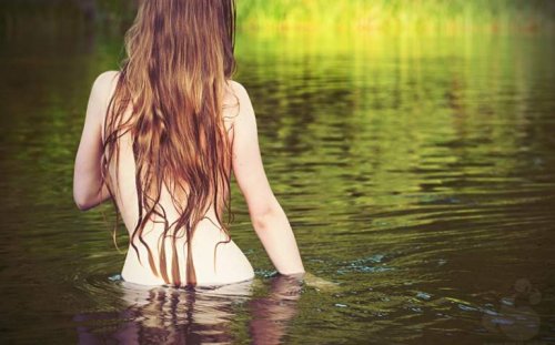 В Борском районе полицейские нашли на берегу реки голую женщину