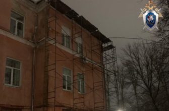 В Кстове снег упал с крыши на строительные леса с рабочими. Один погиб, второй в больнице